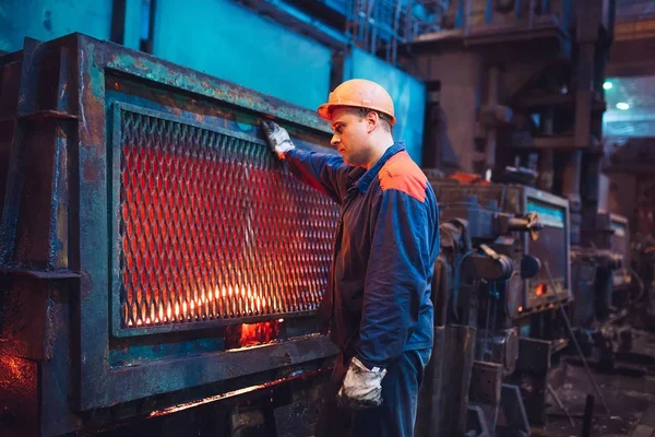 Trabalhadores da siderurgia na fábrica metalúrgica . — Fotografia de Stock