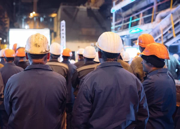 Забастовка рабочих тяжелой промышленности на металлургическом заводе . — стоковое фото