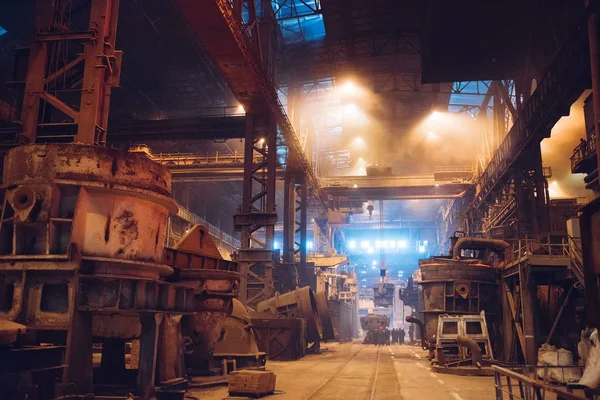 Fusione del metallo in un'acciaieria. Industria metallurgica. — Foto Stock