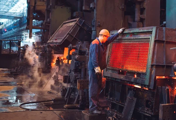 Trabalhadores da siderurgia na fábrica metalúrgica . — Fotografia de Stock