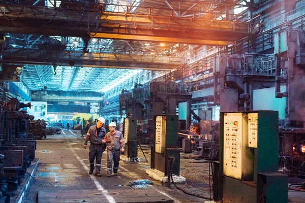 Trabajadores de la siderurgia de la planta metalúrgica . —  Fotos de Stock