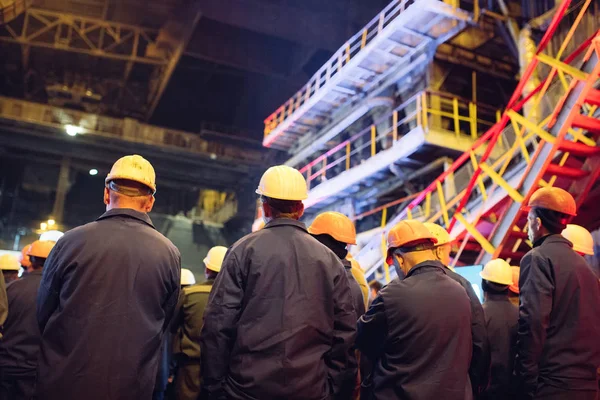 Страйк робітників у важкій промисловості на металургійному заводі . — стокове фото