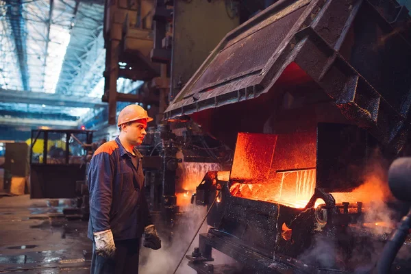 Trabalhadores da siderurgia na fábrica metalúrgica . — Fotografia de Stock