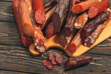 Tahtada farklı sosis ve et ürünleri var.