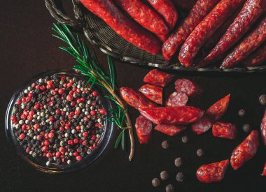 Koyu bir arka planda sosis avlamak..