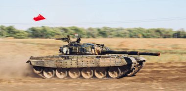 Zırhlı Tank off-road'a çıkıyor. Kırsal alanda tank tatbikatları.
