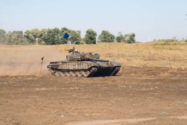 Zırhlı Tank off-road'a çıkıyor. Kırsal alanda tank tatbikatları.