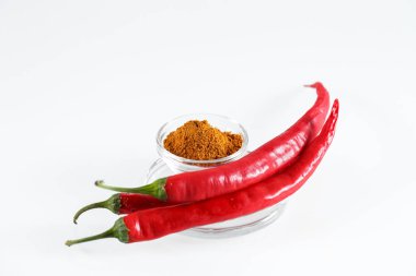 Kırmızı kırmızı kırmızı biber beyazda izole edilmiş..