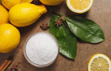 Ahşap arka planda sitrik asit ve Limon.