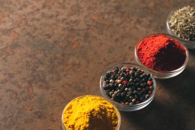 Farklı Baharatlar. Taş zemin üzerinde baharatlar.