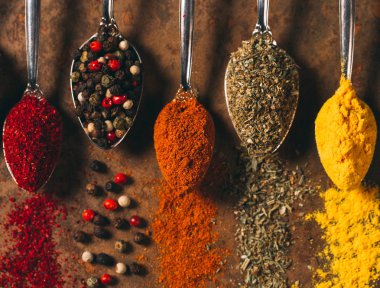 Farklı Baharatlar. Taş zemin üzerinde baharatlar.