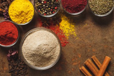 Beyaz Biber. Mesaj için yer. Taş bir arka planda bir kasedeki farklı baharatlar. Yukarıdan görünüşü