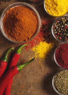 Kırmızı acı biber. Mesaj için yer. Taş bir arka planda bir kasedeki farklı baharatlar. Yukarıdan görünüşü