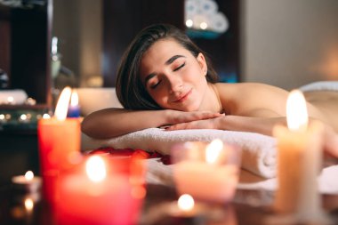Spa, masaj. Genç, siyah saçlı güzel bir kız masaj bekliyor..