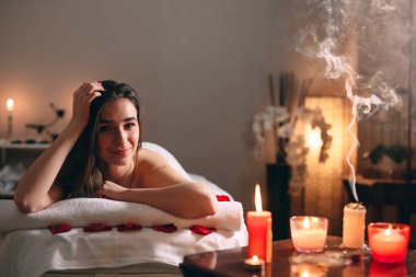 Spa, masaj. Genç, siyah saçlı güzel bir kız masaj bekliyor..