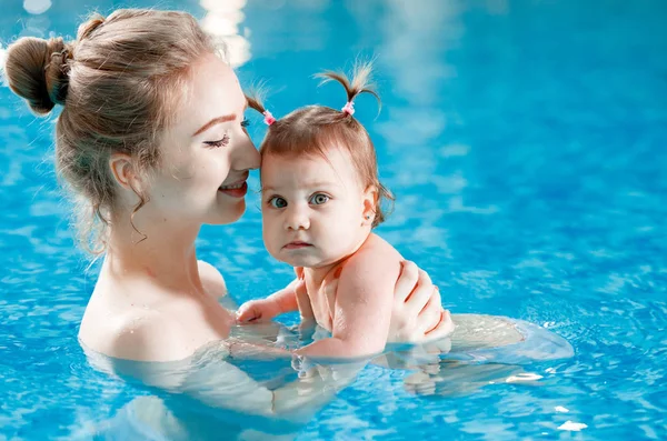 Mutter und Baby schwimmen im Pool. — Stockfoto