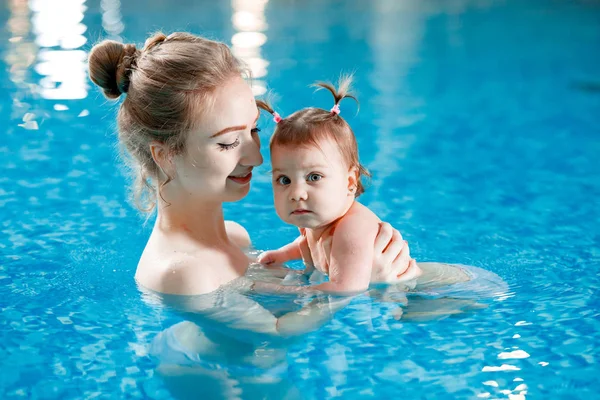 Mama i dziecko pływają w basenie. — Zdjęcie stockowe