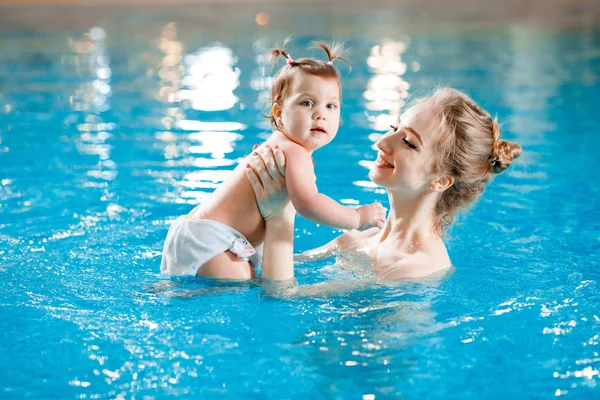 Mutter und Baby schwimmen im Pool. — Stockfoto