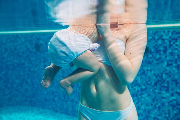 Mãe e bebê nadam na piscina. — Fotografia de Stock