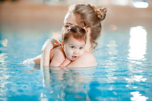 Mutter und Baby schwimmen im Pool. — Stockfoto