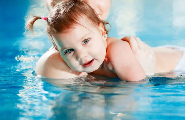 Mutter und Baby schwimmen im Pool. — Stockfoto