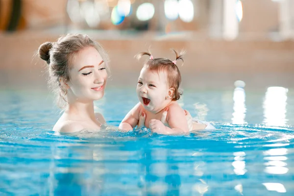 Mutter und Baby schwimmen im Pool. — Stockfoto