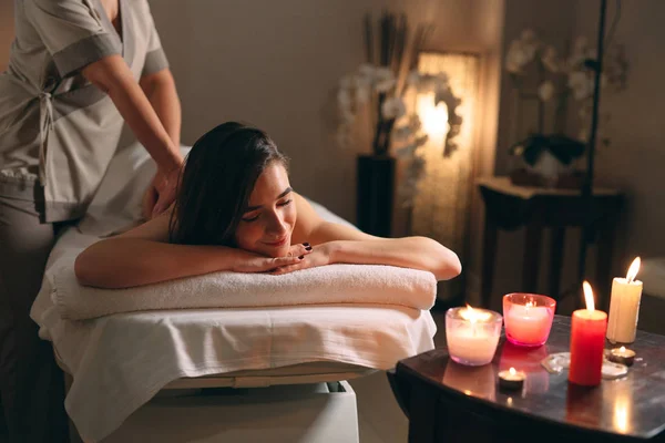 Spa, massaggi. Giovane dai capelli scuri bella ragazza facendo massaggio. — Foto Stock