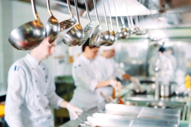 Modern mutfak. Aşçılar restoranların mutfağında yemek hazırlıyorlar.