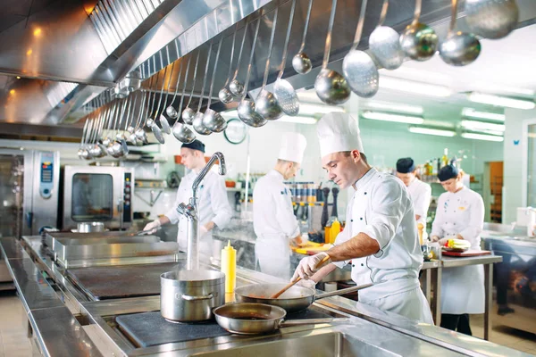 Cozinha moderna. Os chefs preparam refeições na cozinha dos restaurantes . — Fotografia de Stock