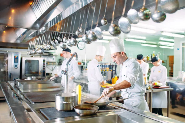 Modernt kök. Kockarna lagar mat i restaurangens kök. — Stockfoto