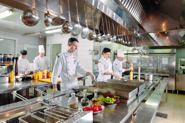 Moderne Küche. Die Köche bereiten Mahlzeiten in der Restaurantküche zu — Stockfoto