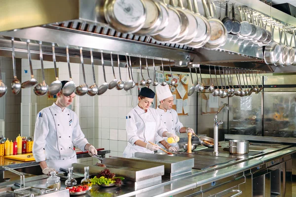 현대식 주방. 요리사들이 식당 주방에서 식사를 준비 한다 — 스톡 사진