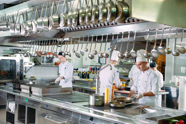 Modern mutfak. Aşçılar restoranların mutfağında yemek hazırlıyorlar.