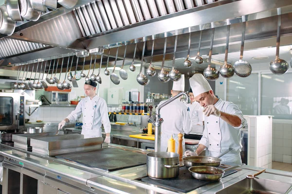 Modernt kök. Kockarna lagar mat i restaurangens kök — Stockfoto