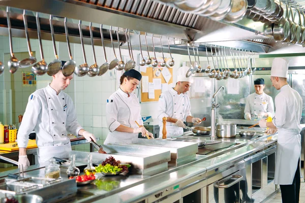 Cocina moderna. Los chefs preparan comidas en la cocina de los restaurantes —  Fotos de Stock