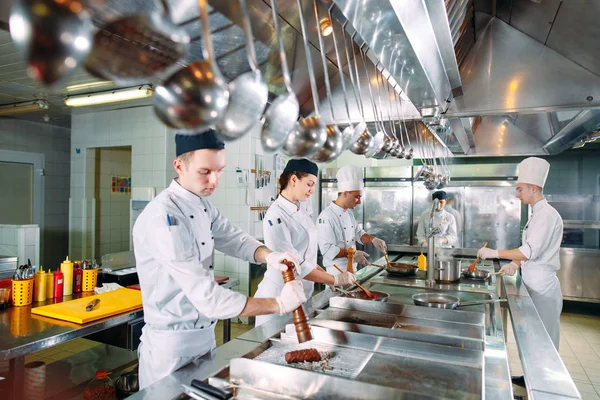 Moderní kuchyně. Kuchaři připravují jídlo v kuchyni restaurace — Stock fotografie