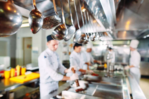 Modern mutfak. Aşçılar restoranların mutfağında yemek hazırlıyorlar. — Stok fotoğraf