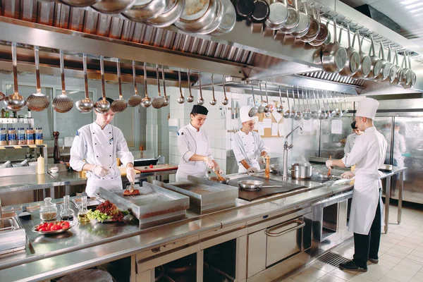 현대식 주방. 요리사들이 식당 주방에서 식사를 준비 한다 — 스톡 사진