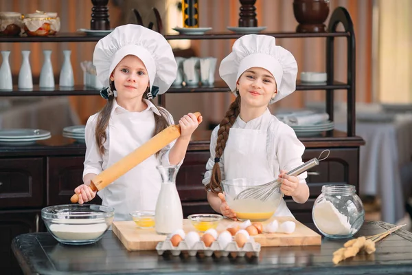 Lustige Mädchen Kinder bereiten den Teig in der Küche. — Stockfoto