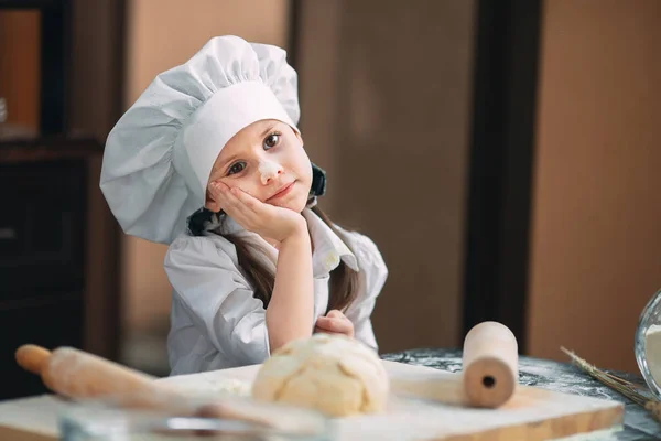 Menina garoto estão preparando a massa na cozinha . — Fotografia de Stock