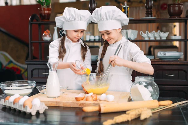 Lustige Mädchen Kinder bereiten den Teig in der Küche. — Stockfoto