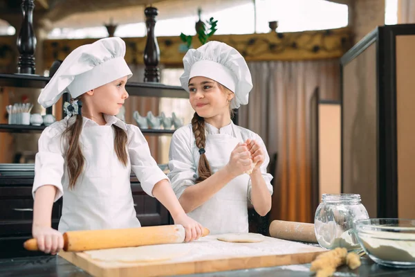 Lustige Mädchen Kinder bereiten den Teig in der Küche. — Stockfoto