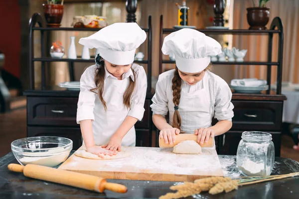 Chicas divertidas niños están preparando la masa en la cocina. — Foto de Stock