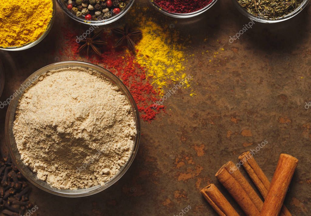 Ground Ginger. Lugar para el texto. Diferentes tipos de especias en un