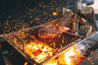 Biftek ateşte pişiyor. Beef Rib Barbekü .
