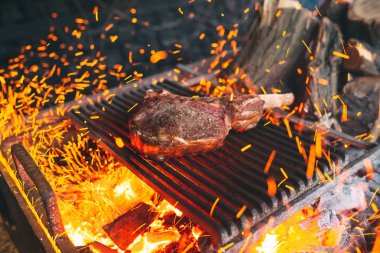 Biftek ateşte pişiyor. Beef Rib Barbekü .