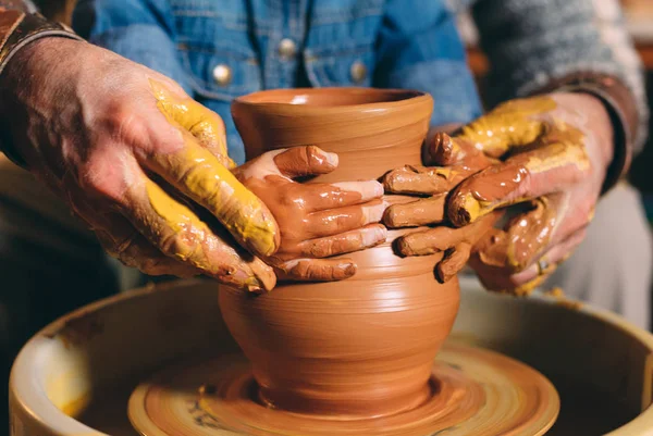 Pottery workshop. Grandpa teaches granddaughter pottery. Clay modeling — Stock Photo, Image