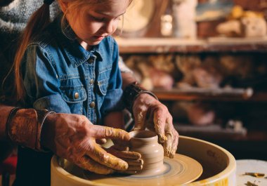 Çömlek atölyesi. Dedem torun çömlekçilik öğretmeni. Çamur modelliği