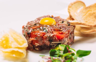 Restoranda beyaz tabakta Tartar çanak