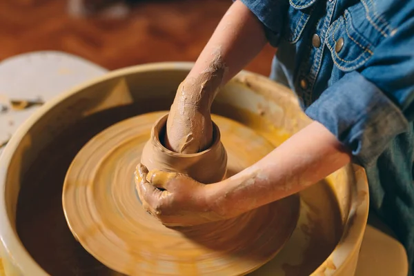 Töpferei. Ein kleines Mädchen stellt eine Vase aus Ton her. Tonmodellierung — Stockfoto